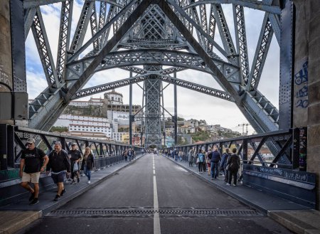 Foto de Peatones cruzando el río Duero bajo el puente Dom Luis I en Oporto, Portugal el 18 de octubre de 2023 - Imagen libre de derechos