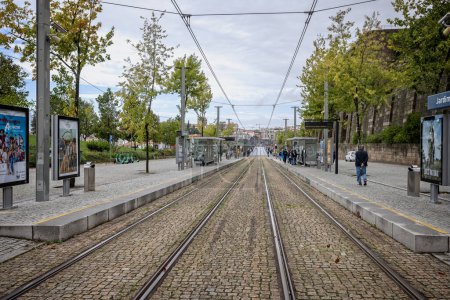 Foto de Estación de metro Jardín do Morro al final del puente Dom Luis I en Oporto, Portugal el 19 de octubre de 2023 - Imagen libre de derechos