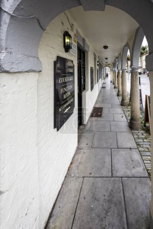 Téléchargez les photos : Passerelle voûtée et entrée de l'Old Bell Hotel - 14ème siècle Coaching Inn - à Warminster, Wiltshire, Royaume-Uni le 27 Novembre 2023 - en image libre de droit