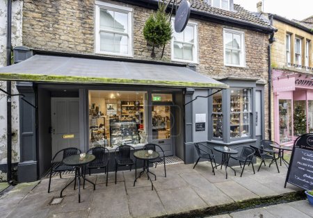Téléchargez les photos : Devant le magasin Choc et Al cafe dans la rue historique Cheap Street, Frome, Somerset, Royaume-Uni, le 30 novembre 2023 - en image libre de droit
