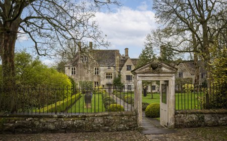 Téléchargez les photos : Avebury Manor House entrée et jardins à Avebury, Wiltshire, Royaume-Uni le 3 mai 2012 - en image libre de droit