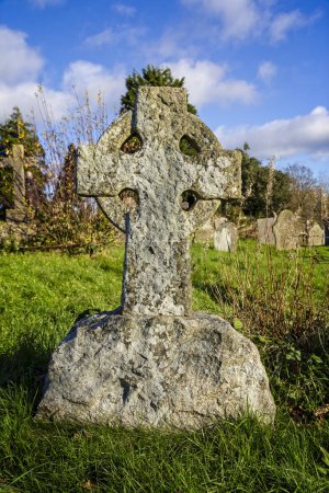 Téléchargez les photos : Grande croix celtique en pierre dans la cour de l'église St Andrews à Narberth, Pembrokeshire, Pays de Galles, Royaume-Uni, le 28 novembre 2012 - en image libre de droit