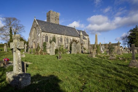 Téléchargez les photos : Église et cimetière St Andrews à Narberth, Pembrokeshire, Pays de Galles, Royaume-Uni le 28 novembre 2012 - en image libre de droit