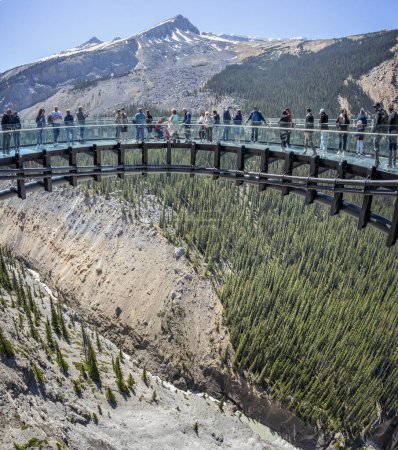 Foto de Turistas de pie en el mirador de cristal del Paseo Aéreo Columbia Icefield Skywalk en el Parque Nacional Jasper, Alberta, Canadá, el 6 de junio de 2023 - Imagen libre de derechos