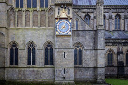 Foto de Reloj exterior restaurado del reloj astronómico de la catedral de Wells con campanas en Wells, Somerset, Reino Unido el 4 de febrero de 2024 - Imagen libre de derechos