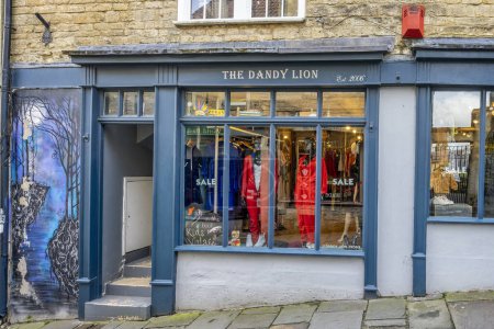 Téléchargez les photos : Mannequins femme en maillot de bain rouge avec sous-vêtements femme dans la vitrine The Dandy Lion sur Catherine Hill, Frome, Somerset, Royaume-Uni le 10 février 2024 - en image libre de droit