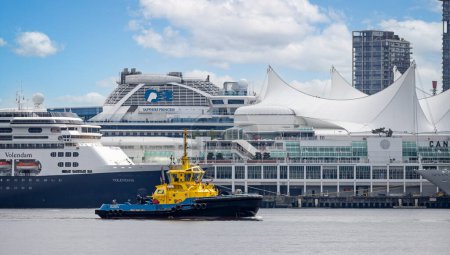Téléchargez les photos : Remorquez le Grizzly SST en passant devant des navires de croisière amarrés à Canada Place dans le port de Vancouver (Colombie-Britannique), Canada, le 31 mai 2023 - en image libre de droit