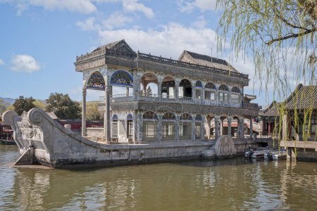 Téléchargez les photos : Pavillon de bateaux en marbre au bord du lac Kunming, Palais d'été, Pékin, Chine, le 3 avril 2011 - en image libre de droit