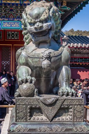 Téléchargez les photos : Grande statue de chien chinois Foo en bronze au lac Kunming, Pékin, Chine, le 3 avril 2011 - en image libre de droit