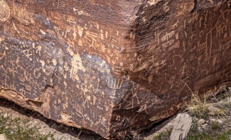 Téléchargez les photos : Petroglyphes indiens Puebloan anciens sculptés sur un rocher à Newspaper Rock dans le parc national de la forêt pétrifiée, Arizona, États-Unis le 18 avril 2024 - en image libre de droit