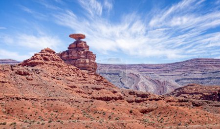 Foto de Mexican Hat rock - formación de rocas en forma de sombrero en Utah, EE.UU. el 21 de abril de 2024 - Imagen libre de derechos