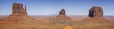 Foto de Panorama de los Mitones y Merrick Buttes en Monument Valley, Arizona, USA en 21 Abril 2024 - Imagen libre de derechos