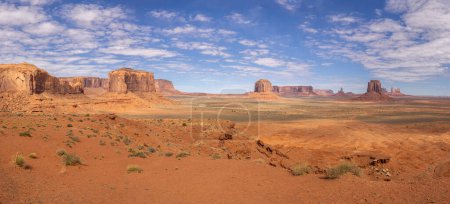 Vista panorámica de Monument Valley desde el suelo del valle en el puesto avanzado Navajo Code Talker en Arizona, EE.UU. el 22 de abril de 2024