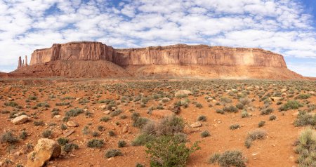 Panorama der Three Sisters Formation und der großen Mesa vom Talboden im Monument Valley, Arizona, USA am 21. April 2024