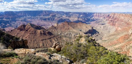 Dramatischer Blick auf den Grand Canyon vom Navajo Point auf der Wüstenfahrt am Südrand, Arizona, USA am 28. April 2024