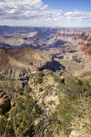 Dramatischer Blick auf den Grand Canyon vom Navajo Point auf der Wüstenaussichtsfahrt am Südrand, Arizona, USA am 28. April 2024