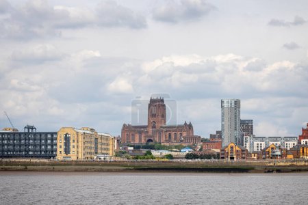 Téléchargez les photos : Cathédrale anglicane de Liverpool et skyline de la ville à partir de River Mersey, Liverpool, Merseyside, Royaume-Uni le 21 mai 2024 - en image libre de droit