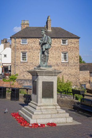 Foto de Estatua de un soldado sobre un zócalo para conmemorar las Guerras Mundiales en Ironbridge, Shropshire, Reino Unido, el 19 de mayo de 2024 - Imagen libre de derechos