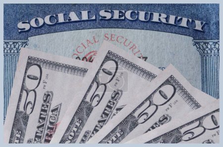 Sozialversicherungskarte mit einer Anzeige von Fünfzig-Dollar-Scheinen, die das Cashflow-Einkommen aus der Sozialversicherung anzeigt