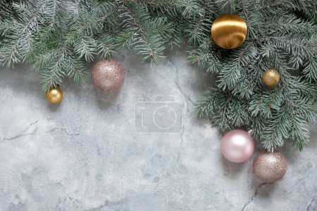 Téléchargez les photos : Composition festive de Noël et du Nouvel An avec branches de sapin des neiges, douces boules de Noël roses et dorées sur fond de marbre - en image libre de droit
