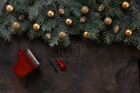 Foto de Copias en miniatura del piano y violín con decoración navideña de color dorado. Navidad, concepto de Año Nuevo. Vista superior, primer plano - Imagen libre de derechos