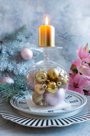 Téléchargez les photos : Boules de nouvel an et de décoration de Noël dans un verre. Cadre de la table festive, fond, gros plan, mise au point sélective - en image libre de droit