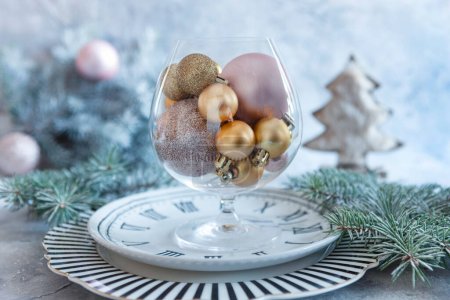 Téléchargez les photos : Boules de nouvel an et de décoration de Noël dans un verre. Cadre de la table festive, fond, gros plan, mise au point sélective - en image libre de droit