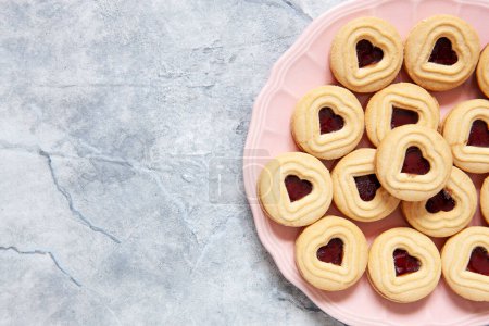 Téléchargez les photos : Gros plan des biscuits en forme de cœur sur une assiette. Arrière-plan, vue du dessus, espace de copie - en image libre de droit
