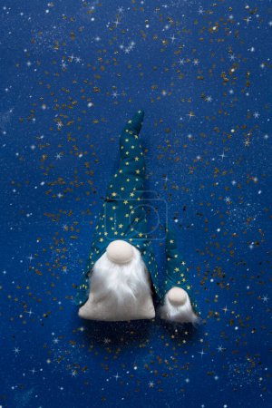 Foto de Dos gnomo de Navidad Gonk llevando sombreros azules con barba larga. Año nuevo y diseño de tarjetas de felicitación de Navidad. - Imagen libre de derechos