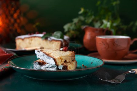 Téléchargez les photos : Homemade soft fresh cranberry cake, biscuit - en image libre de droit