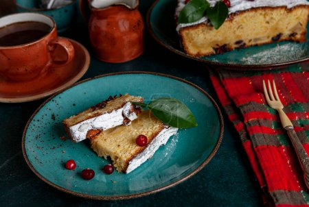 Foto de Homemade soft fresh cranberry cake, biscuit - Imagen libre de derechos