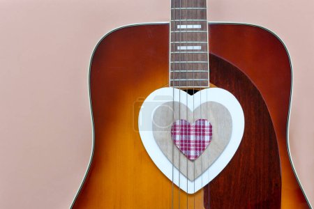 Téléchargez les photos : Close up of Acoustic guitar with heart - en image libre de droit