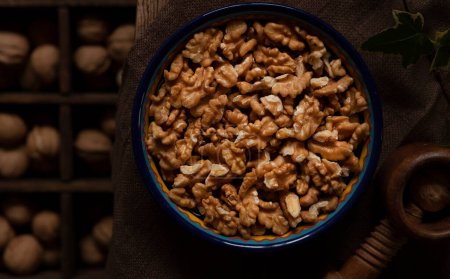 Téléchargez les photos : Peeled walnuts in rustic style - en image libre de droit