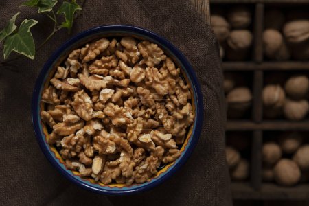 Téléchargez les photos : Peeled walnuts in rustic style - en image libre de droit