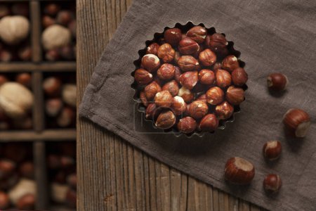 Téléchargez les photos : Peeled hazelnuts in the metal bowl in rustic style - en image libre de droit