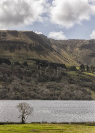 Téléchargez les photos : Vue sur le lac Glencar et la haute colline sur la rive opposée, Leitrim, Irlande. Panorama - en image libre de droit