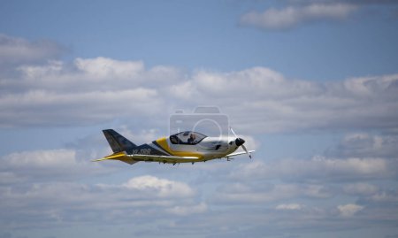 Téléchargez les photos : Avion ultraléger Tarragon Avion dans le ciel au salon aérien de l'aéroport Langaci-Limbazi, Lettonie - en image libre de droit