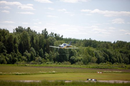 Téléchargez les photos : Un avion ultra-léger Tarragon Aircraft atterrit à un spectacle aérien à l'aéroport Langaci-Limbazi, Lettonie - en image libre de droit