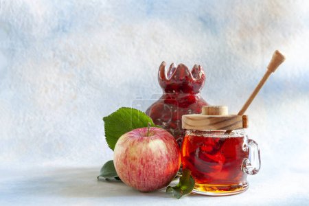 Téléchargez les photos : Apple, pomegranate, honey. Concept for Rosh Hashanah the Jewish New Year. Close up on light blue background. - en image libre de droit