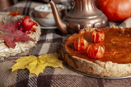 Téléchargez les photos : Tarte à la citrouille américaine traditionnelle sur une table rustique avec des décorations d'automne confortables et des feuilles d'érable - en image libre de droit