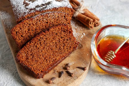Téléchargez les photos : Gâteau aux épices au miel juif Lekach Yom Kippour. Gros plan, focus sélectif - en image libre de droit