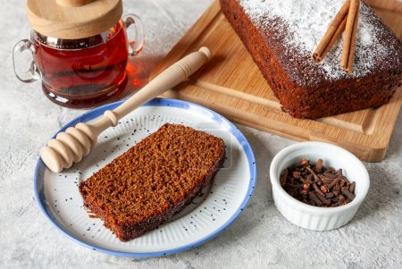 Téléchargez les photos : Gâteau aux épices au miel juif Lekach Yom Kippour. Gros plan, focus sélectif - en image libre de droit