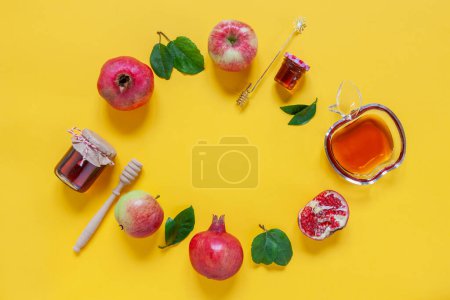 Téléchargez les photos : Pommes, grenade et miel. Concept pour Rosh Hashanah le Nouvel An juif. Gros plan sur fond bleu clair. Vue de dessus, gros plan, plan plat - en image libre de droit