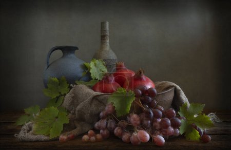 Foto de Bodegón con granada y uva en estilo vintage. - Imagen libre de derechos