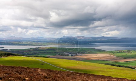 Foto de Vista panorámica del paisaje de Lough Foyle y Lough Swilly desde la cima de Grianan of Aileach - An Ancient Stone Ringfort in Co. Donegal, Irlanda - Imagen libre de derechos