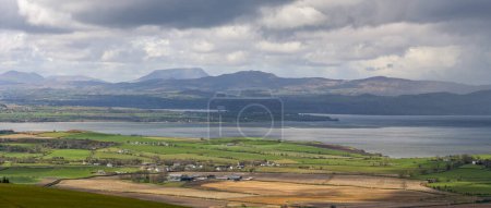 Téléchargez les photos : Vue panoramique du paysage de Lough Foyle et Lough Swilly depuis le sommet du Grianan d'Aileach - An Ancient Stone Ringfort in Co. Donegal, Irlande - en image libre de droit