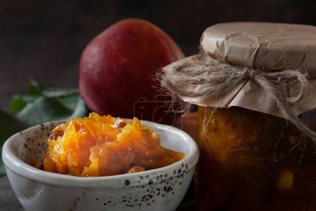 Téléchargez les photos : Chutney de pomme fait maison à partir de pommes juteuses fraîches. Gros plan, mise au point sélective. Cuisine indienne traditionnelle. - en image libre de droit
