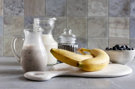 Foto de Ingredientes para hacer batido de plátano. Primer plano, enfoque selectivo - Imagen libre de derechos