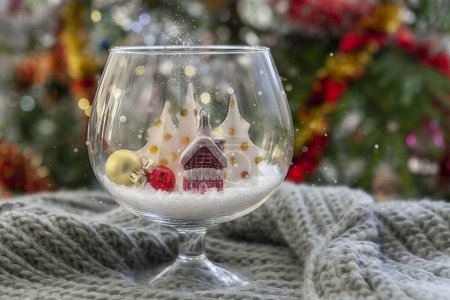 Foto de Decoración de Año Nuevo y Navidad en una copa de vino en el fondo del árbol de Navidad, primer plano, enfoque selectivo - Imagen libre de derechos