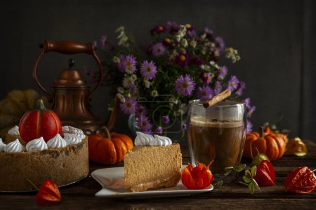 Foto de Tarta de queso de calabaza con merengue en el acogedor fondo de otoño. - Imagen libre de derechos